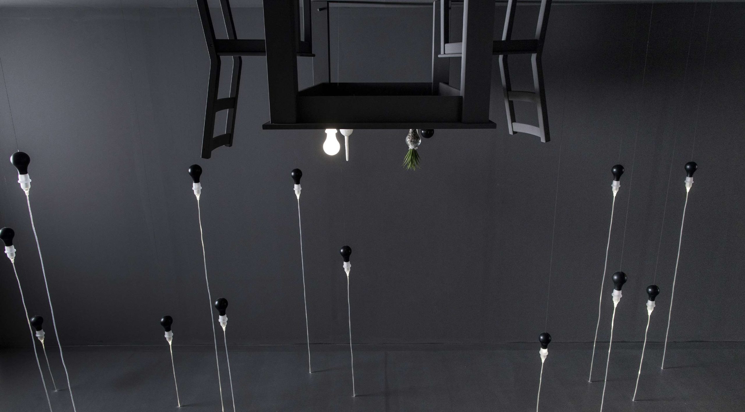 Reverse Room: eine surreale Installation von James Wines, die die Wahrnehmung auf den Kopf stellt